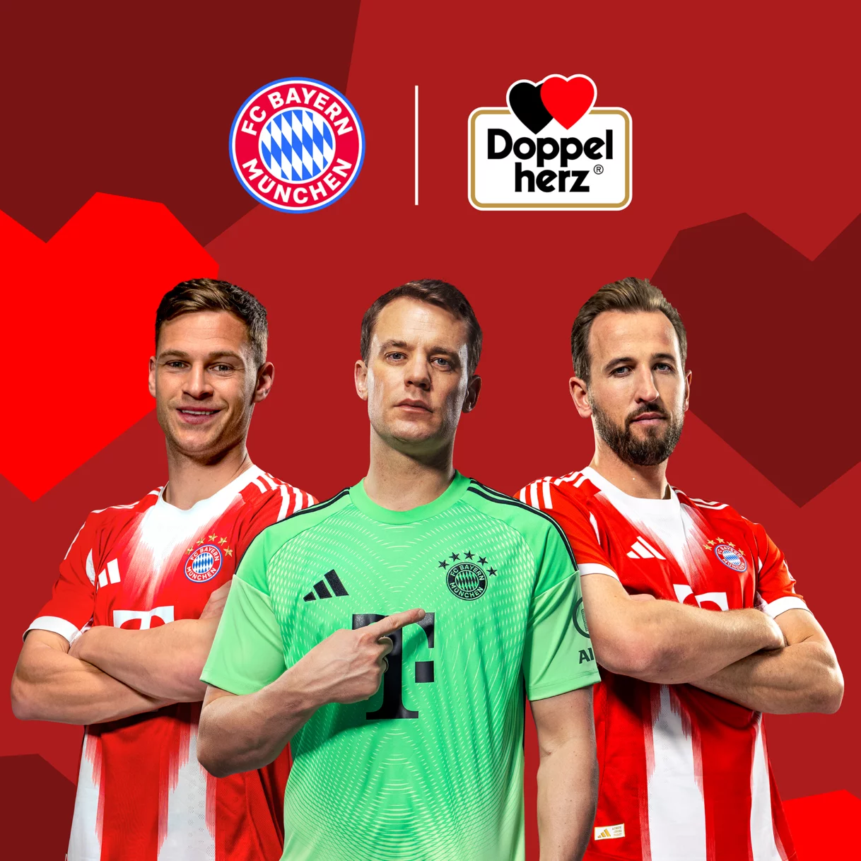 Trei jucători de la FC Bayern München stau în fața unui fundal roșu cu forme geometrice de inimă. De la stânga la dreapta: Harry Kane, Jamal Musiala și Manuel Neuer. Deasupra lor se află logo-ul FC Bayern München și logo-ul Doppelherz, indicând un parteneriat de brand.